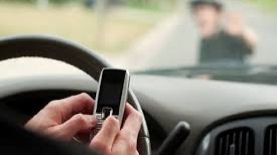 Dùng tay sử dụng điện thoại khi lái xe có bị xử phạt?